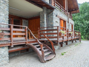 The chalet is situated in a quiet and sunny area of Antey Saint Andr